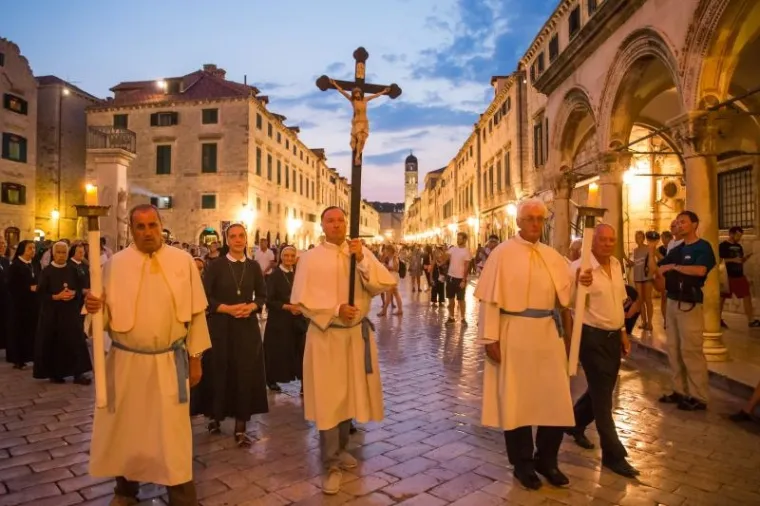 DUBROVNIK: Večernja procesija povodom blagdana Velike Gospe