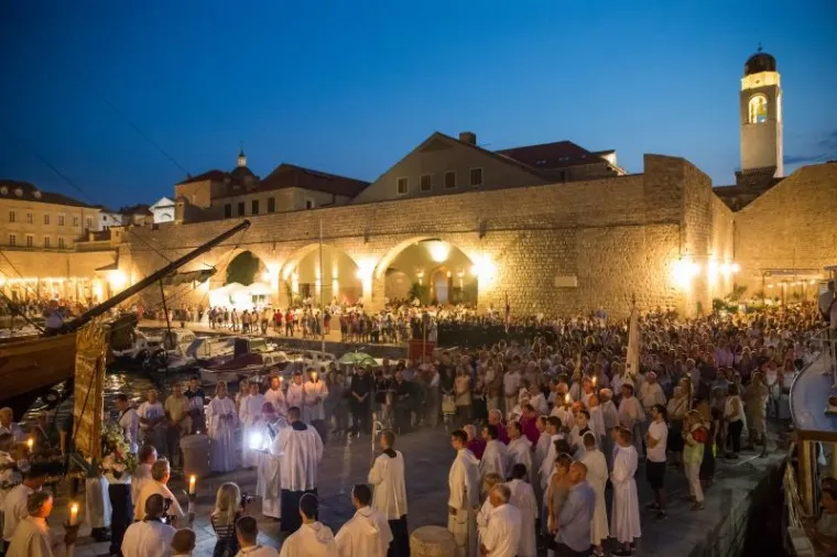 DUBROVNIK: Večernja procesija povodom blagdana Velike Gospe