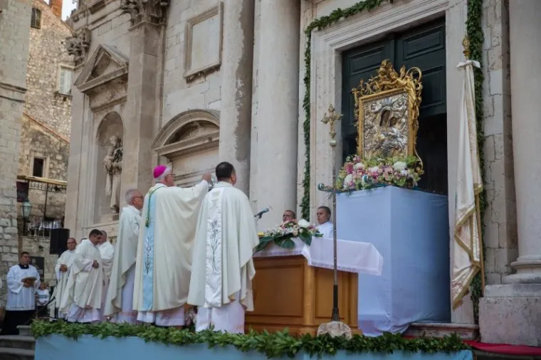15.08.2017., Dubrovnik - Svecano misno slavlje ispred katedrale predvodio je dubrovacki biskup mons. Mate Uzinic, te nakon mise odrzala se procesija do Porata sa slikom Gospe od Porata. Photo: Grgo Jelavic/PIXSELL