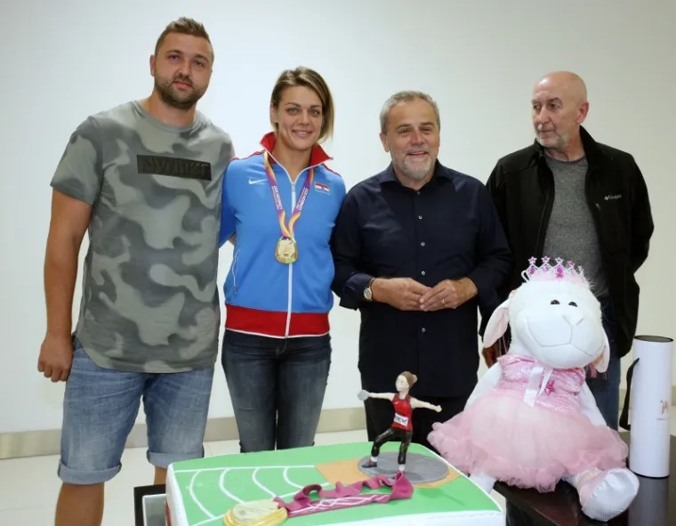 OSMIJEH NA LICU I ZLATO OKO VRATA: Svjetska prvakinja Sandra Perković se vratila kući