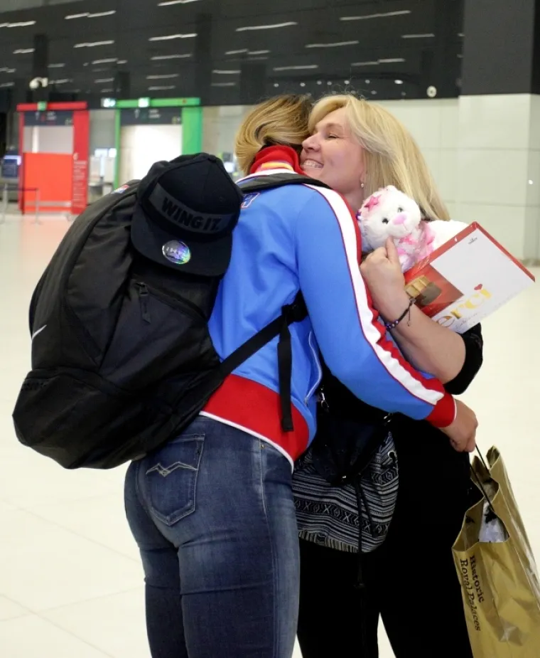 OSMIJEH NA LICU I ZLATO OKO VRATA: Svjetska prvakinja Sandra Perković se vratila kući