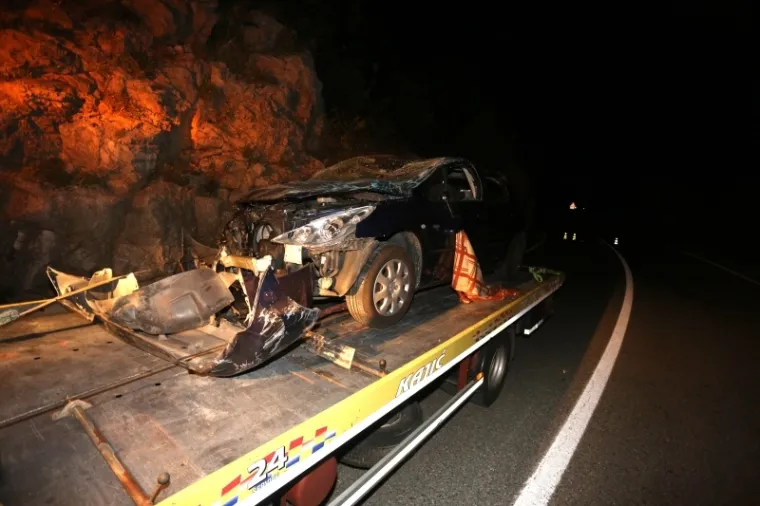 TEŠKA PROMETNA NESREĆA NA KAMENJAKU: Sudarili se automobil i kombi, više je osoba ozlijeđeno