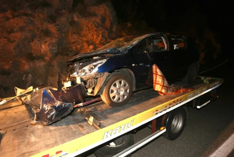 TEŠKA PROMETNA NESREĆA NA KAMENJAKU: Sudarili se automobil i kombi, više je osoba ozlijeđeno