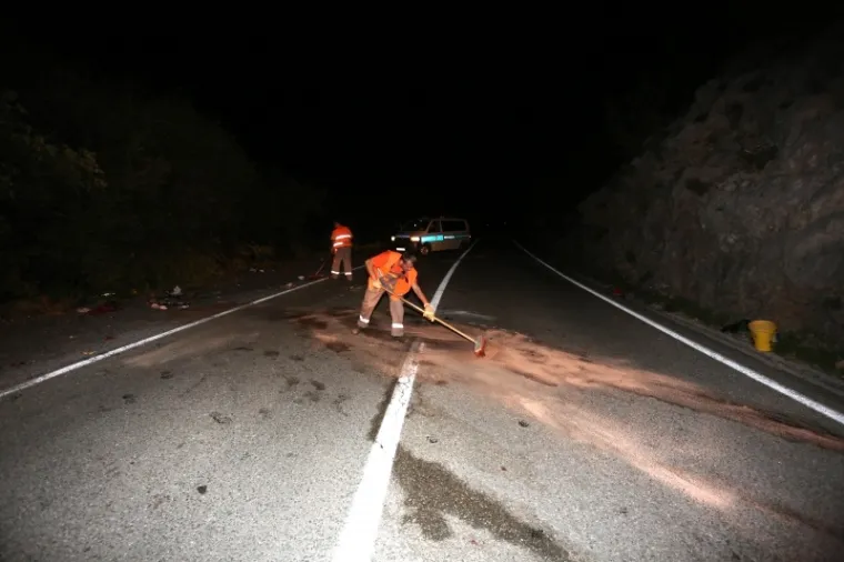 TEŠKA PROMETNA NESREĆA NA KAMENJAKU: Sudarili se automobil i kombi, više je osoba ozlijeđeno
