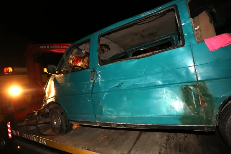 Više osoba je ozlijeđeno u prometnoj nesreći u kojoj su sudjelovali osobno vozilo marke Peugeot i kombi vozilo marke Volkswagen.