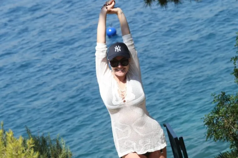 Udala se za bubnjara benda Silverchair, Bena Gilliesa.