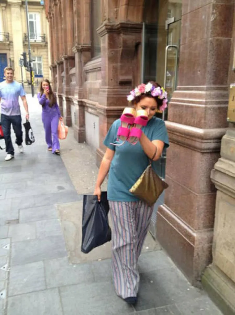 UHVAĆENE U ČUVENOM HODU SRAMA: Dobro se provele noć prije, pa se kući vraćale u mu&scaron;koj robi