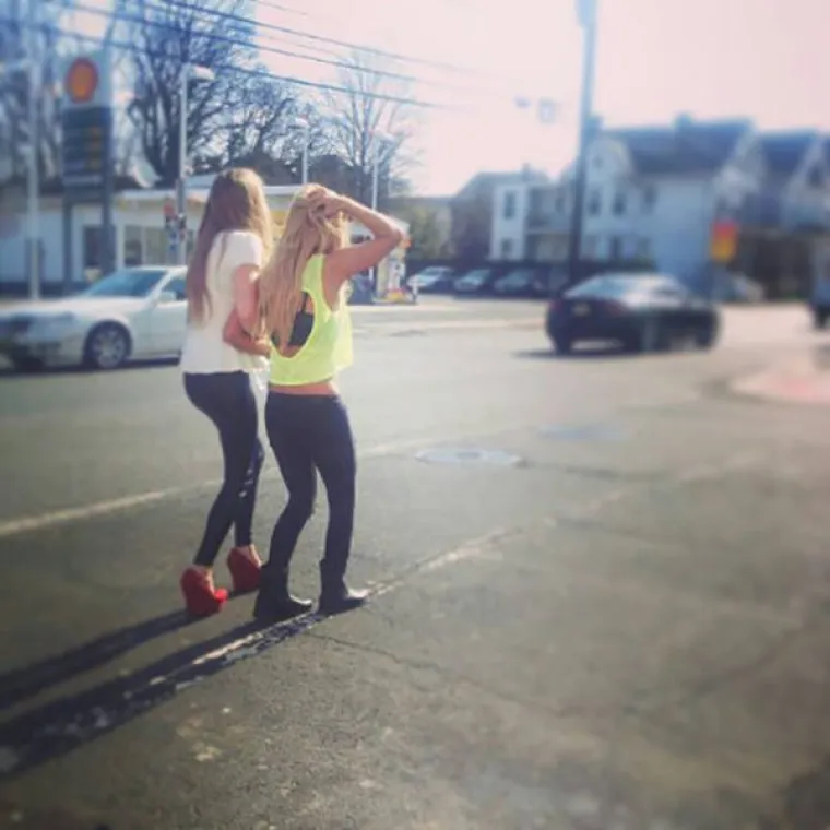 UHVAĆENE U ČUVENOM HODU SRAMA: Dobro se provele noć prije, pa se kući vraćale u mu&scaron;koj robi