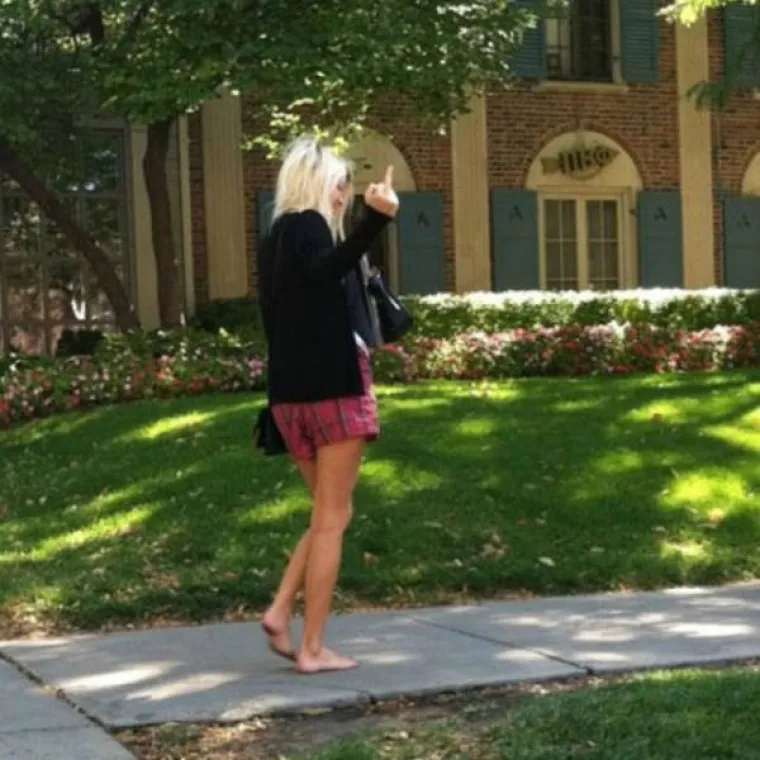 UHVAĆENE U ČUVENOM HODU SRAMA: Dobro se provele noć prije, pa se kući vraćale u mu&scaron;koj robi