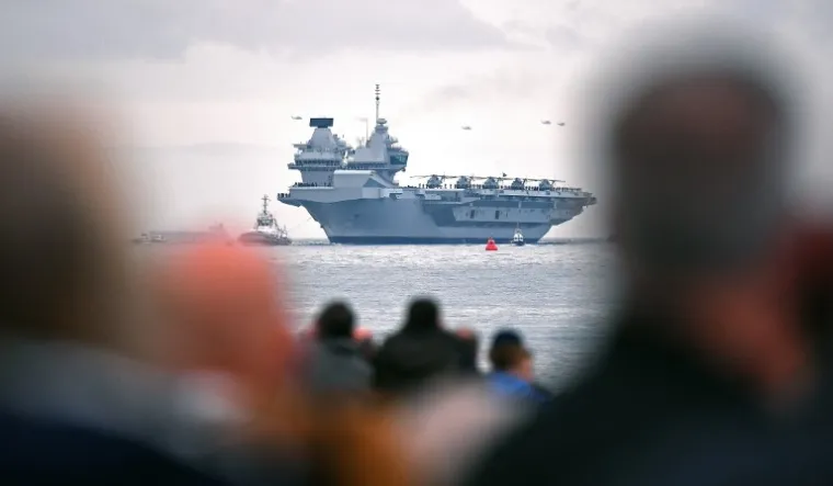 Najveći i najnapredniji ratni brod Ujedinjenog Kraljevstva, 65.000 tona težak HMS Queen Elizabeth uplovio je danas u svoju matičnu luku. Uplovljavanje 280 metara dugog nosača aviona pratilo je na tisuće građana.