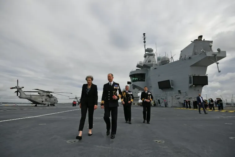 SPEKTAKL U PORTSMOUTHU: HMS Queen Elizabeth napokon uplovio u matičnu luku