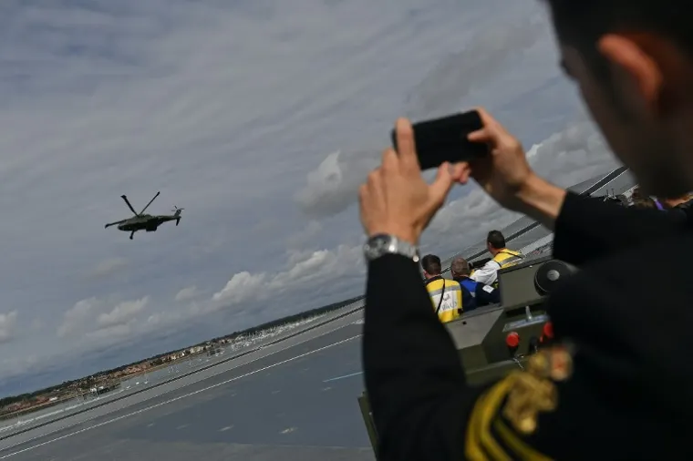 SPEKTAKL U PORTSMOUTHU: HMS Queen Elizabeth napokon uplovio u matičnu luku