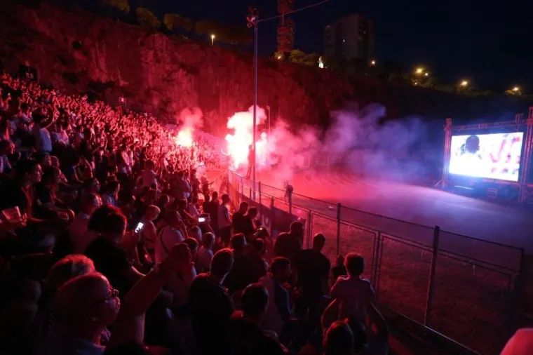 Navijači Rijeke prvu utakmicu doigravanja za ulazak u Ligu prvaka koju Rijeka igra protiv Olympiakosa u Pireju pratili su na velikome videozidu na stadionu Kantdrida. Photo: Goran Kovačić/PIXSELL