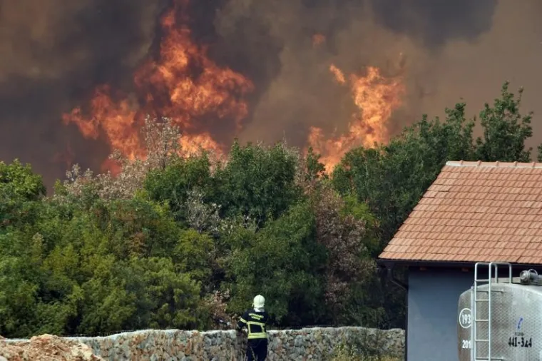 Vatrogasci brane Rasline i Zaton od velikog požara