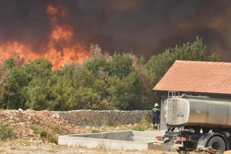 Vatrogasci brane Rasline i Zaton od velikog požara