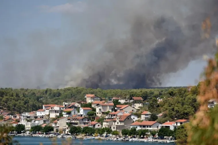 Kopnene vatrogasne snage, uz pomoć kanadera, brane kuće od velikog požara u okolici Rasline i Zatona kod Šibenika.