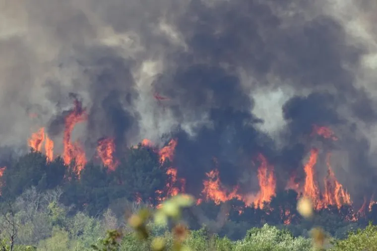 Vatrogasci brane Rasline i Zaton od velikog požara