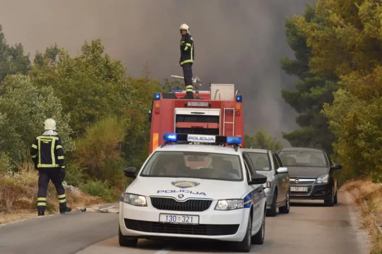 Vatrogasci brane Rasline i Zaton od velikog požara
