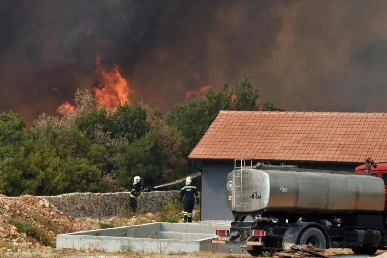 Vatrogasci brane Rasline i Zaton od velikog požara