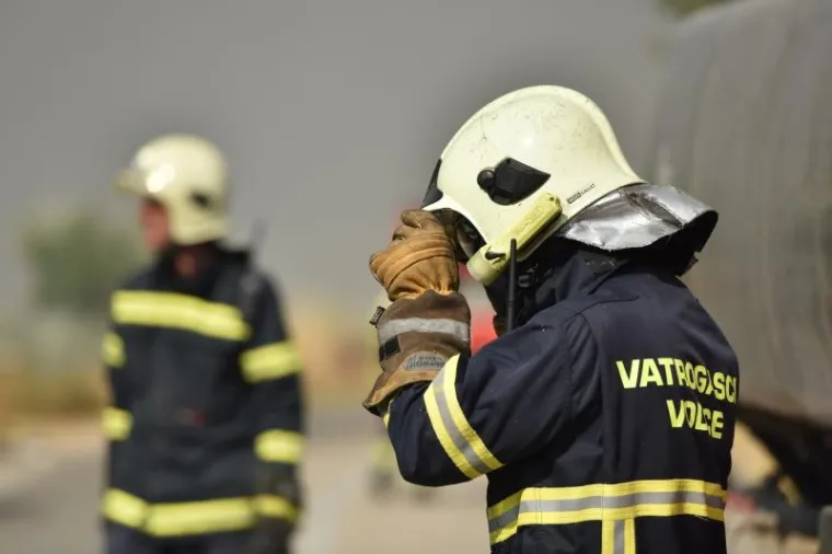 Vatrogasci brane Rasline i Zaton od velikog požara