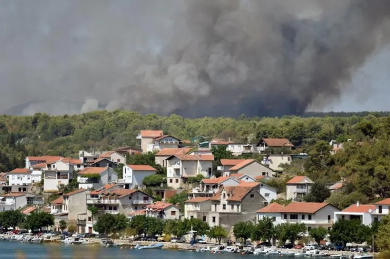 Veliki požar koji je planuo danas u 12,48 minuta na benkovačkoj cesti kod brda Mrdakovica blizu Vodica i Zatona, proširio se prema Raslini i gasi ga 71 vatrogasac uz pomoć zračnih snaga, a novi požar buknuo je nešto iza 16,40 sati poviše Sapina Doca u blizini Rogoznice i njega gase 17 vatrogasaca.