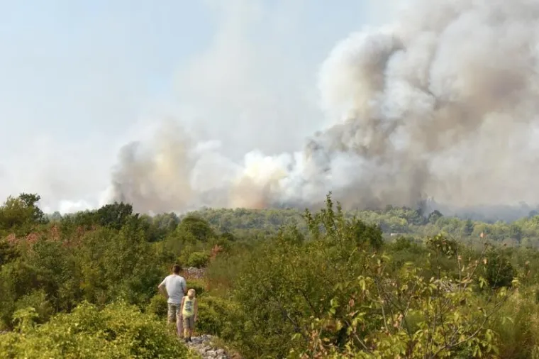 Vatrogasci brane Rasline i Zaton od velikog požara