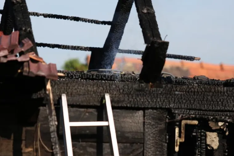 POŽAR U DRVENOJ KUĆI U IVANIĆ GRADU: Poginule su dvije osobe, jedna je ozlijeđena