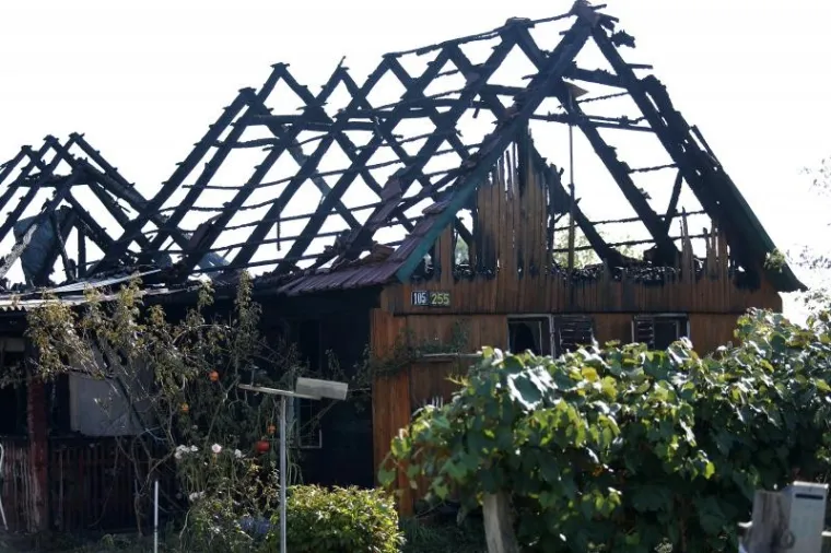 POŽAR U DRVENOJ KUĆI U IVANIĆ GRADU: Poginule su dvije osobe, jedna je ozlijeđena