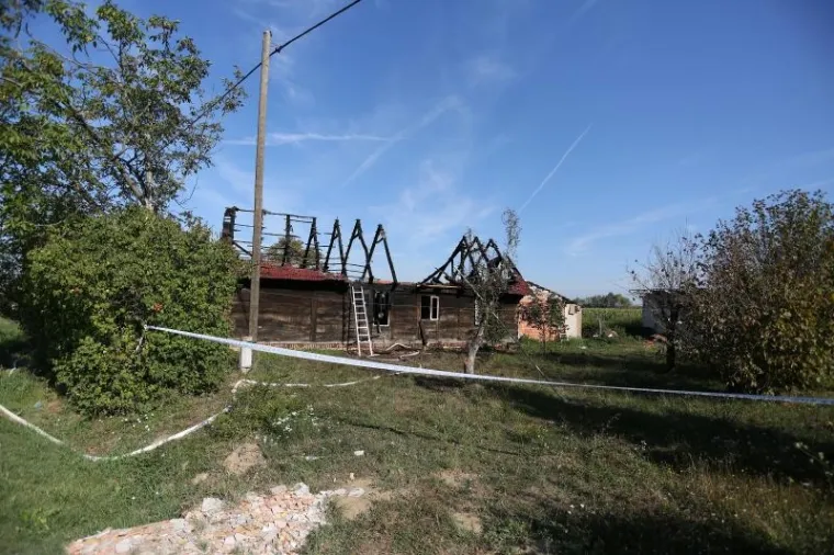 POŽAR U DRVENOJ KUĆI U IVANIĆ GRADU: Poginule su dvije osobe, jedna je ozlijeđena