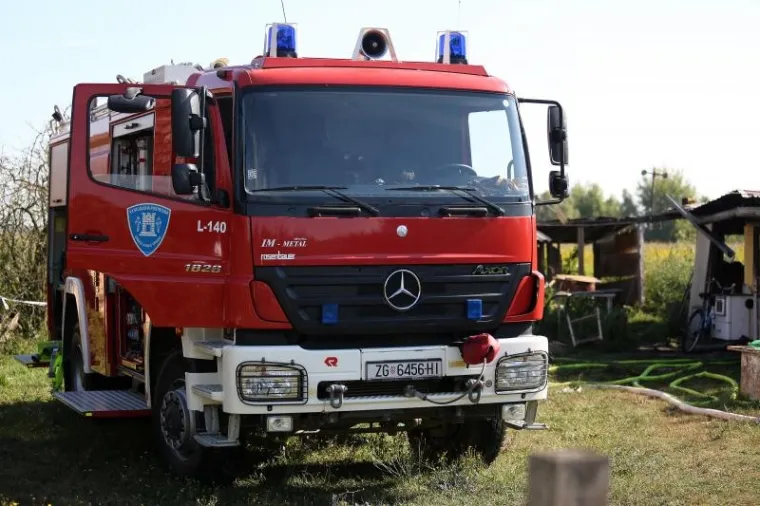 POŽAR U DRVENOJ KUĆI U IVANIĆ GRADU: Poginule su dvije osobe, jedna je ozlijeđena
