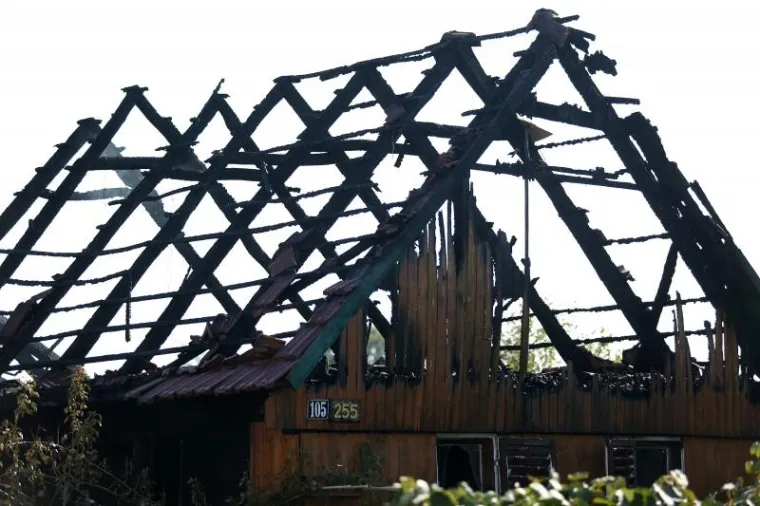 POŽAR U DRVENOJ KUĆI U IVANIĆ GRADU: Poginule su dvije osobe, jedna je ozlijeđena