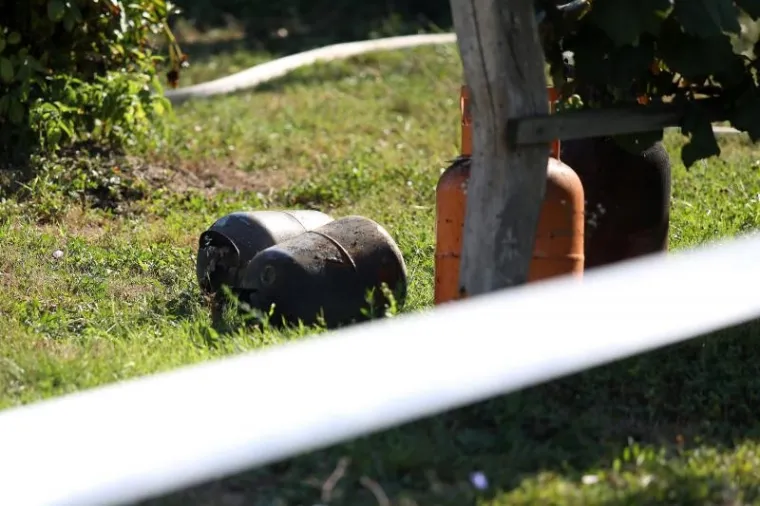POŽAR U DRVENOJ KUĆI U IVANIĆ GRADU: Poginule su dvije osobe, jedna je ozlijeđena