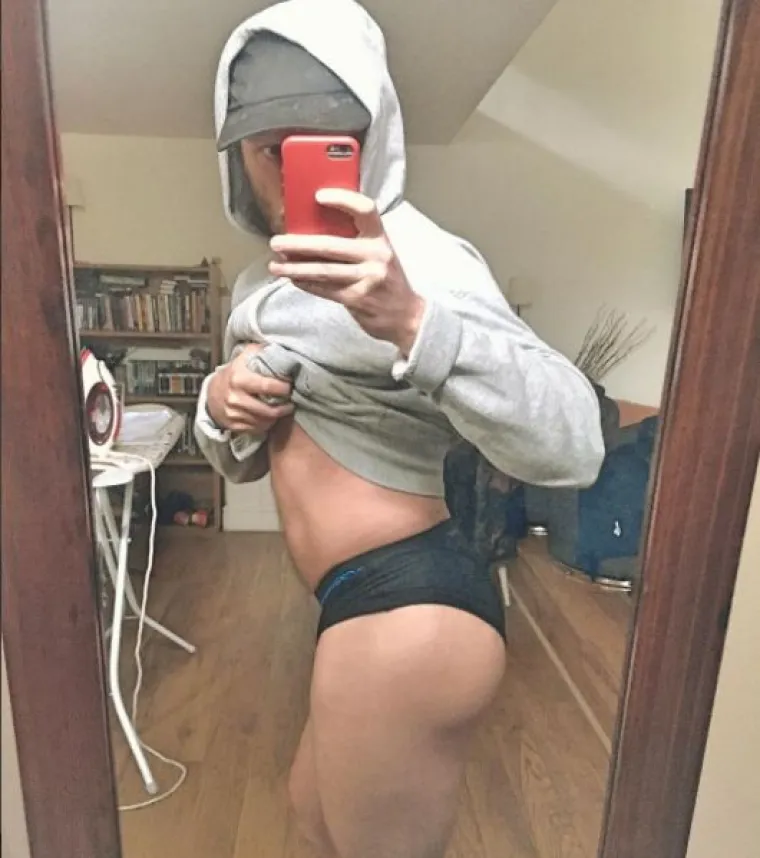 Parodija 'insta-muža' na fotke njegove djevojke, fitness blogerice,  nasmijat će vas do suza