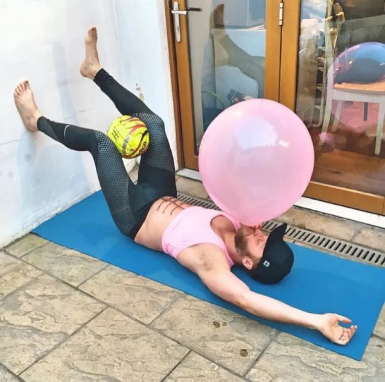 Parodija 'insta-muža' na fotke njegove djevojke, fitness blogerice,  nasmijat će vas do suza