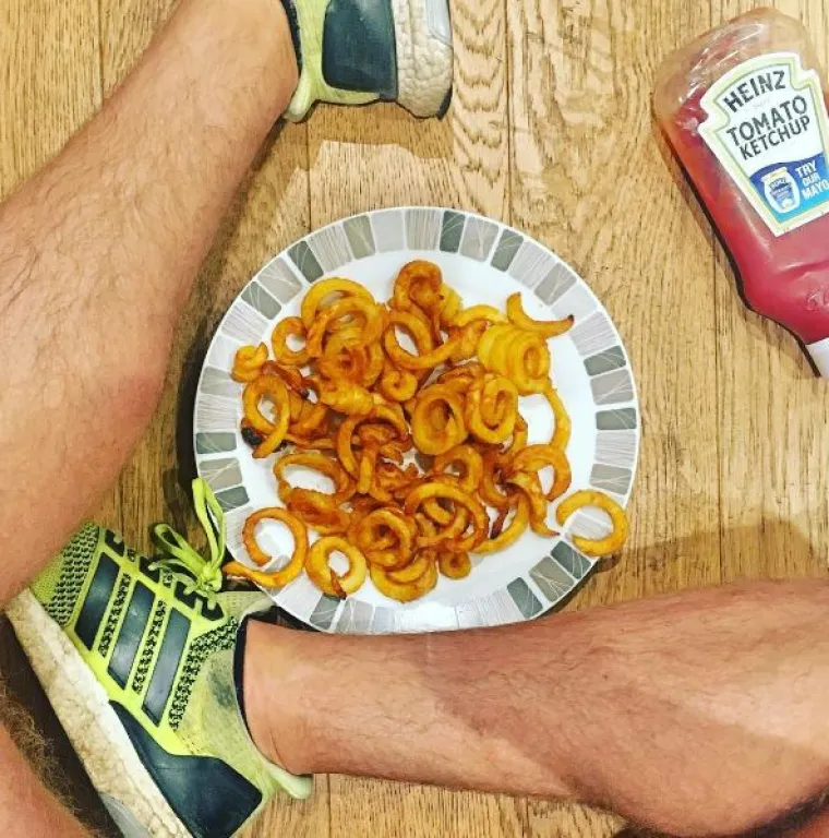 Parodija 'insta-muža' na fotke njegove djevojke, fitness blogerice,  nasmijat će vas do suza