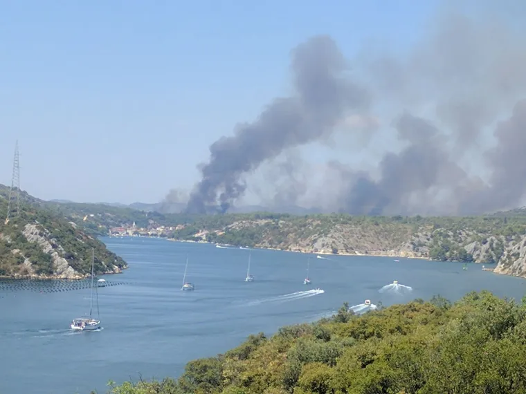 Gori iznad Zatona pokraj &Scaron;ibenika