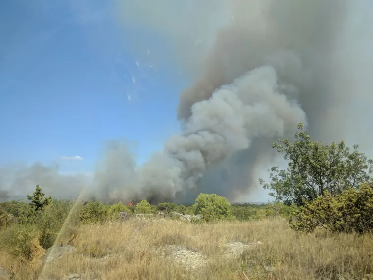 Gori iznad Zatona pokraj &Scaron;ibenika