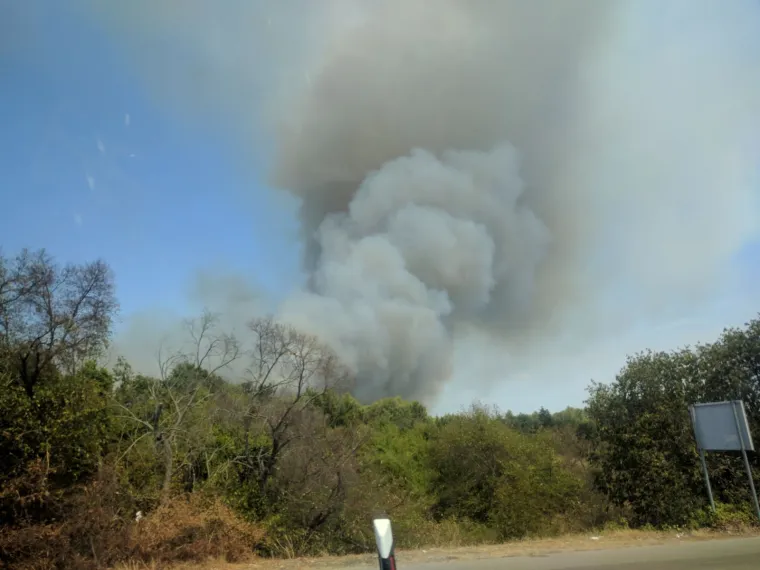 Gori iznad Zatona pokraj &Scaron;ibenika