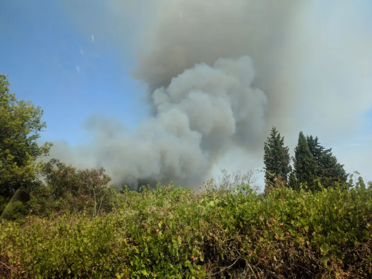 Gori iznad Zatona pokraj &Scaron;ibenika