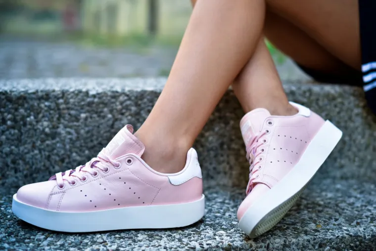 Modni hit ove sezone - čiste i jednostavne linije tenisice platforme lako će se uklopiti u bilo koji look