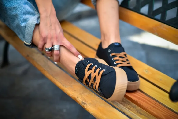 Modni hit ove sezone - čiste i jednostavne linije tenisice platforme lako će se uklopiti u bilo koji look