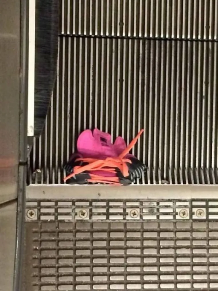 Roditelji od malena upozoravaju djecu da se čuvaju pokretnih stepenica, a za to postoji dobar razlog. U galeriji smo okupili prizore koji pokazuju što se to sve može dogoditi kada se na pokretnim stepenicama ne slušaju upozorenja.