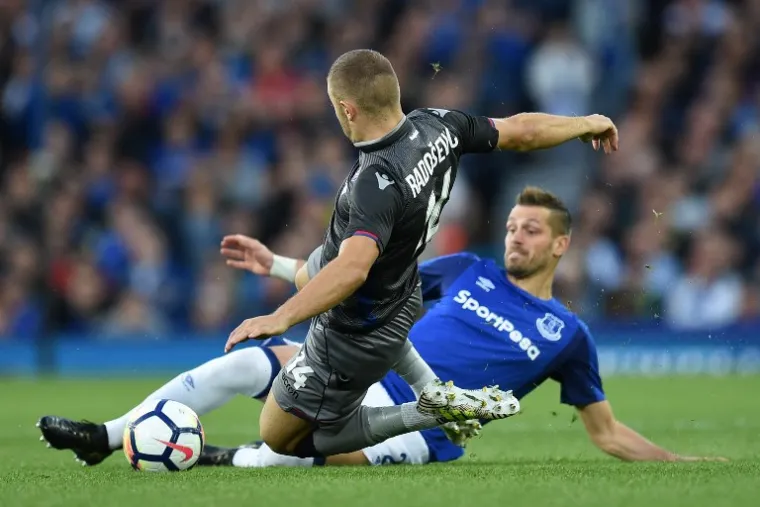 Nogometa&scaron;i Hajduka i Evertona odigrali su na Goodison Parku prvu utakmicu play-offa Europske lige. Englezi su bili znatno bolji, a dvoboj je nakratko bio prekinut zbog nereda Hajdukovih navijača.