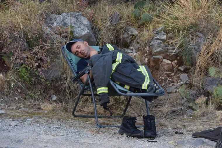 CIJELU NOĆ TRAJALA JE BORBA, A JO&Scaron; NIJE GOTOVO: Vatrogasci se muče s požarom kod Zatona