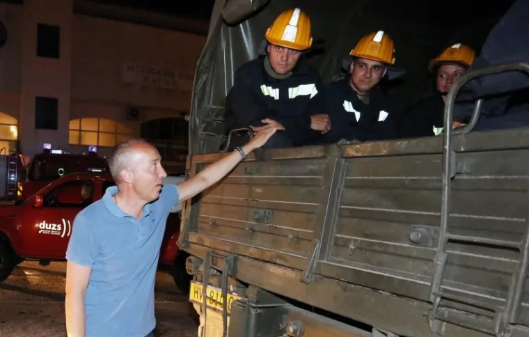 CIJELU NOĆ TRAJALA JE BORBA, A JO&Scaron; NIJE GOTOVO: Vatrogasci se muče s požarom kod Zatona