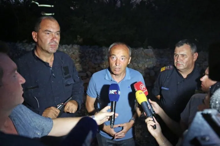 CIJELU NOĆ TRAJALA JE BORBA, A JO&Scaron; NIJE GOTOVO: Vatrogasci se muče s požarom kod Zatona