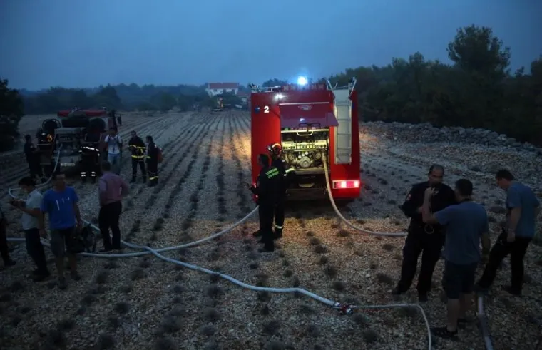 CIJELU NOĆ TRAJALA JE BORBA, A JO&Scaron; NIJE GOTOVO: Vatrogasci se muče s požarom kod Zatona