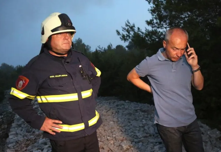 CIJELU NOĆ TRAJALA JE BORBA, A JO&Scaron; NIJE GOTOVO: Vatrogasci se muče s požarom kod Zatona