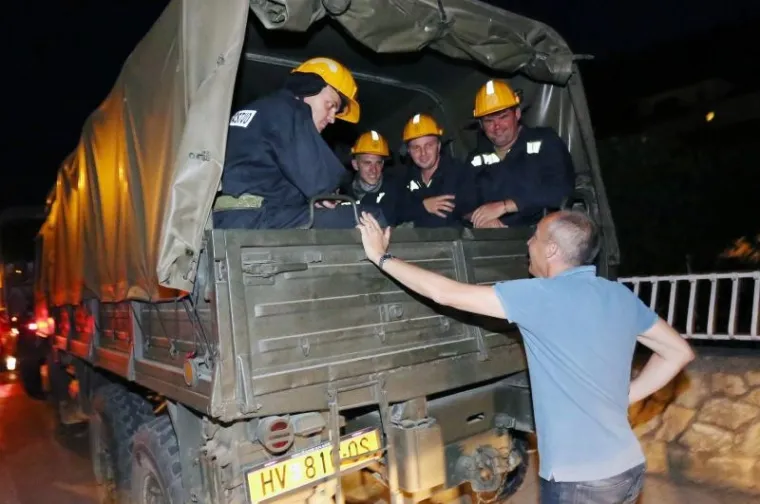 CIJELU NOĆ TRAJALA JE BORBA, A JO&Scaron; NIJE GOTOVO: Vatrogasci se muče s požarom kod Zatona