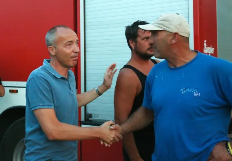 CIJELU NOĆ TRAJALA JE BORBA, A JO&Scaron; NIJE GOTOVO: Vatrogasci se muče s požarom kod Zatona